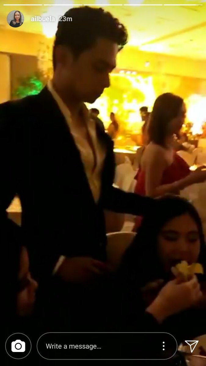 Iamfornobody's tweet photo. Ang sweet nila! Sinubuan ni Kisses si Devon. #KissVon #DevKiss pero opsss. Look at the hand of Kiko! Omg #DevKi FTW https://t.co/flan0yldz0