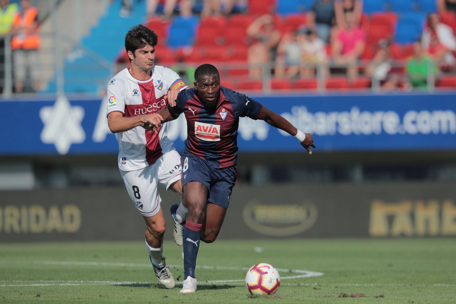 Melero y Diop pugnan por un balón durante el Éibar-Huesca.