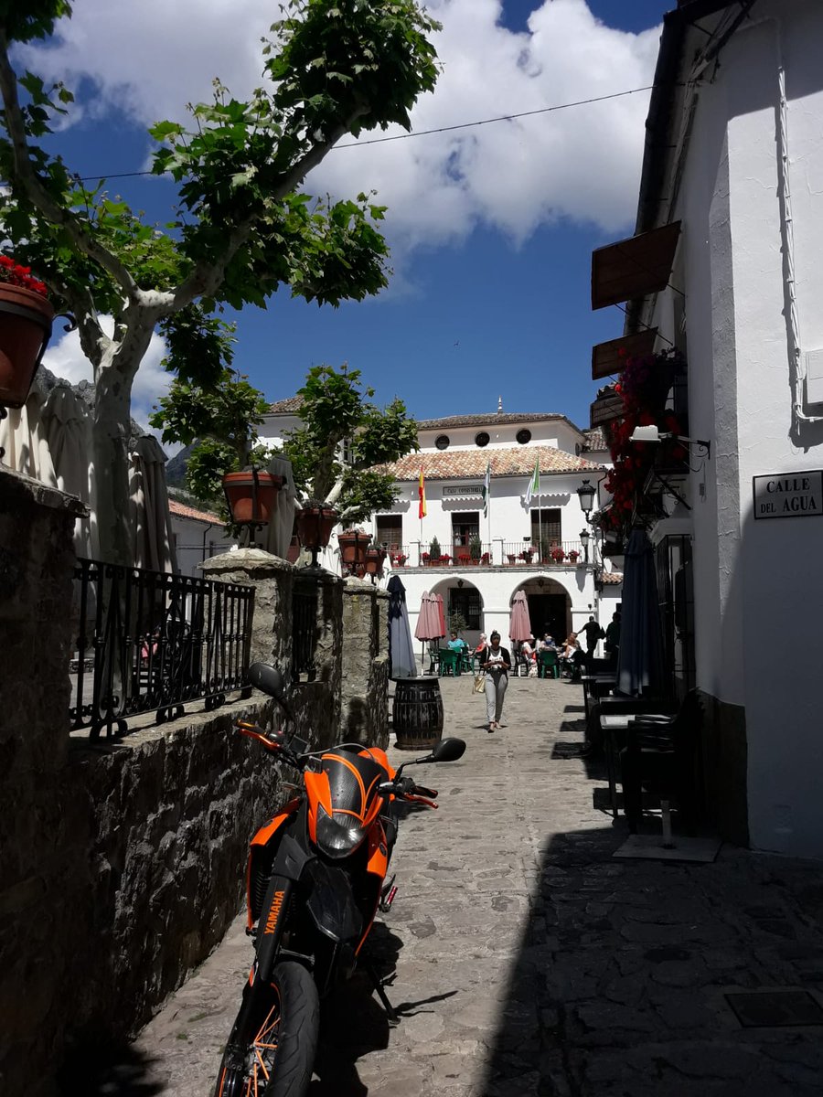 BCIncoming's tweet photo. En el corazón de la sierra que lleva su nombre, un pintoresco Pueblo Blanco galardonado como uno  de los pueblos más bonitos de España, Grazalema.  🧐🏔️ #BCI #Grazalema #PueblosBlancos #SierraGrazalema #PueblosBonitosdeEspaña https://t.co/tn9OKQYUa1