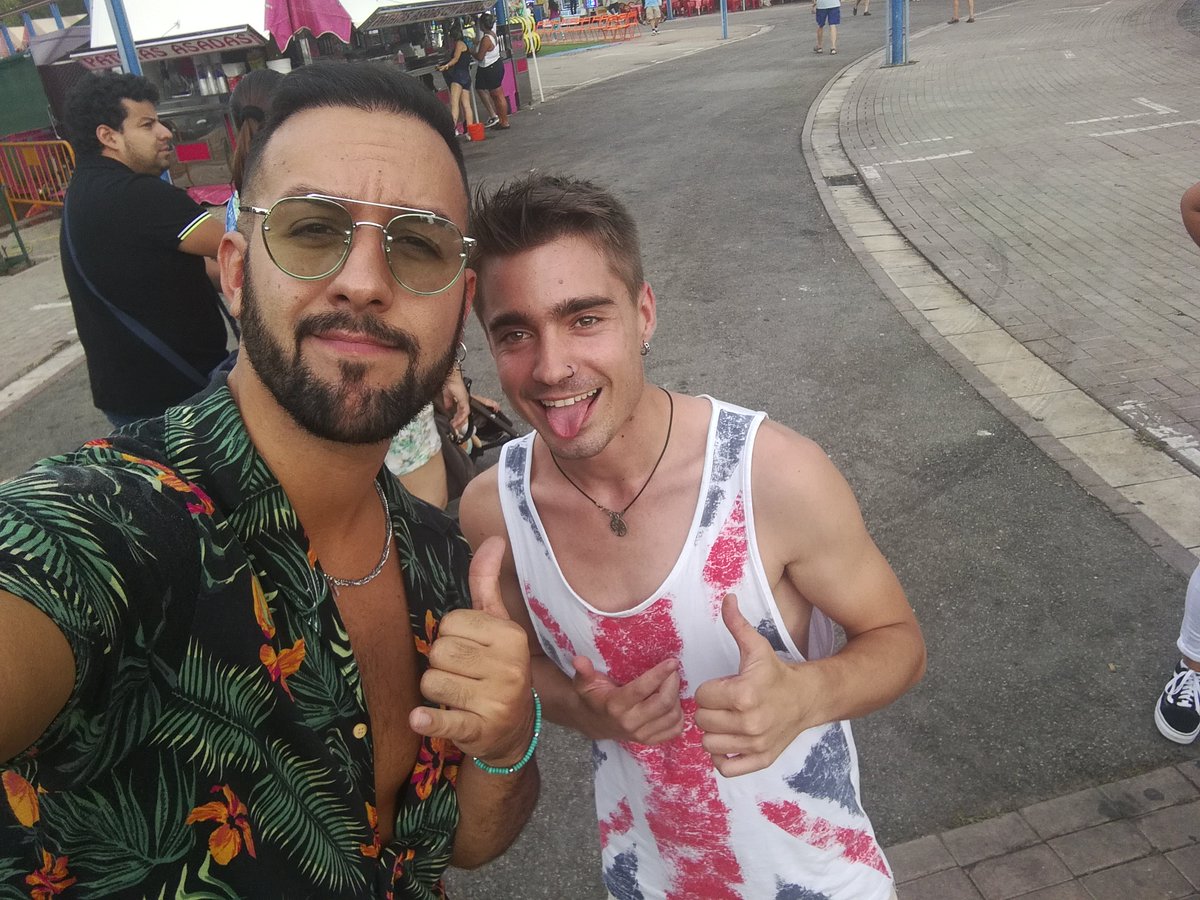 mismiradas8's tweet photo. Por lo que haceis por nosotros.
Sois geniales.
Os quiero @LericaMusic @Ruben_Noel @TonyyMateo @JCArauzoVzla 🙈😍 https://t.co/3LxDoIFHon