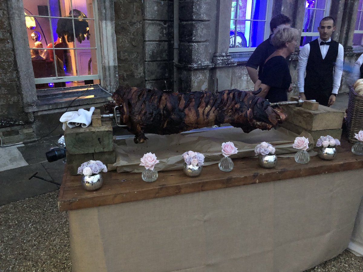 CountiesAll's tweet image. #hogroast #allcountiescatering #wedding #summerparty crackling #porkandstuffing