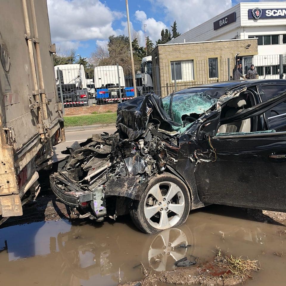 Set_tigre's tweet photo. #colisionvehicular 
Colectora oeste y Quintanilla
Asistiendo #M471R 
#M49

#emergenciastigre 
#estamosparacuidarte🚑 https://t.co/pJM46omSX9