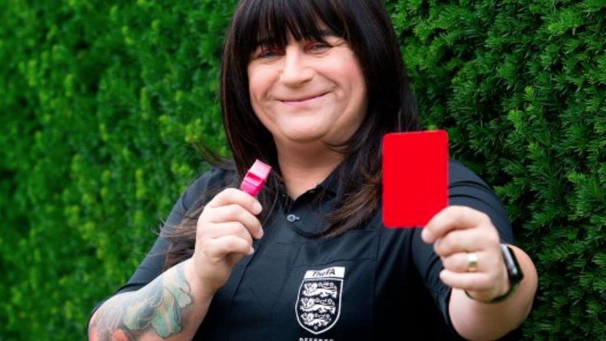 ConLaGenteRos's tweet photo. #Internacionales #inclusion #Lucyclark
⚽ Una mujer #transgénero arbitra este domingo un partido de fútbol femenino en el Reino Unido, un momento histórico en el país según señaló el periódico Sunday Mirror.
➡https://t.co/59RGGDzeuS https://t.co/JmHeMFHehF