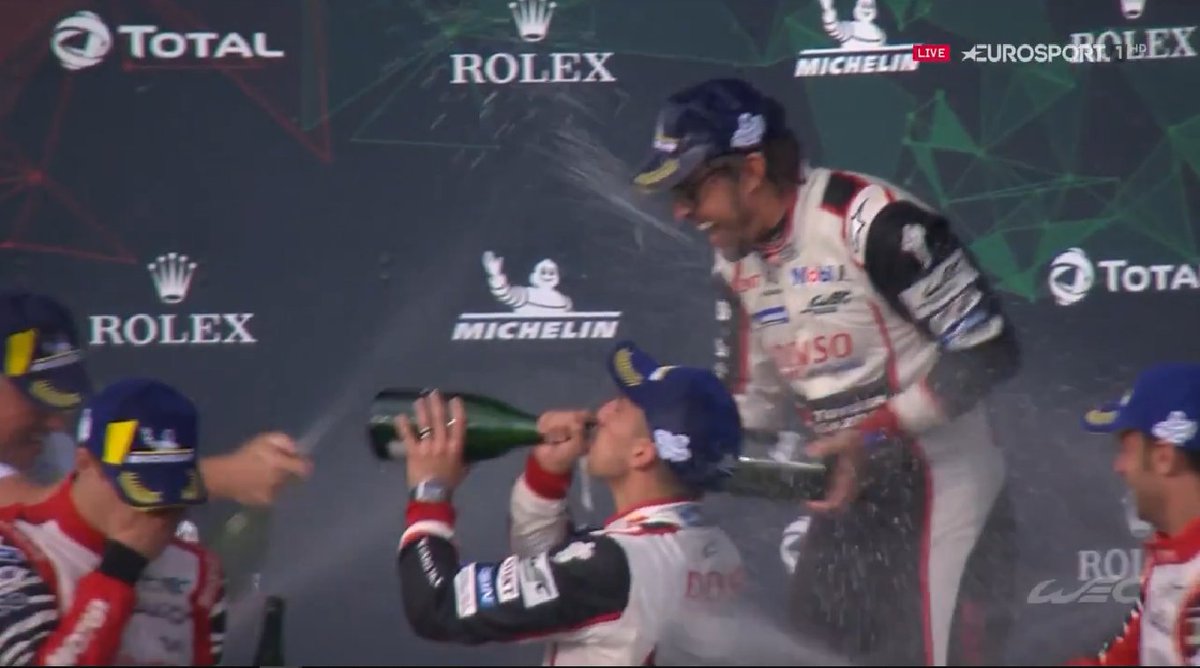 Máxima felicidad para Fernando Alonso que vuelve a descorchar la botella de champán. 

#6hSilverstone