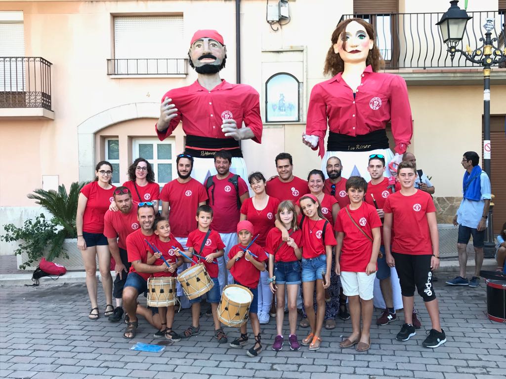 JovesValls's tweet photo. 📷Aquest migdia els nostres gegants, la Roser i el Menestral, han participat a la Trobada Gegantera de la Festa Major de Vallmoll. https://t.co/1iEwwmdR4P