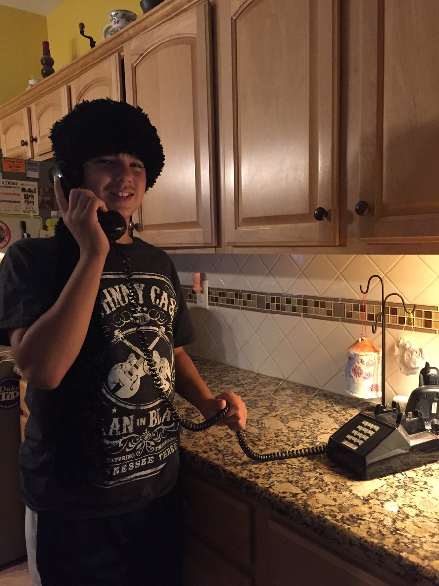 vquin96427's tweet image. going #retro with old #pushbuttonphone still working