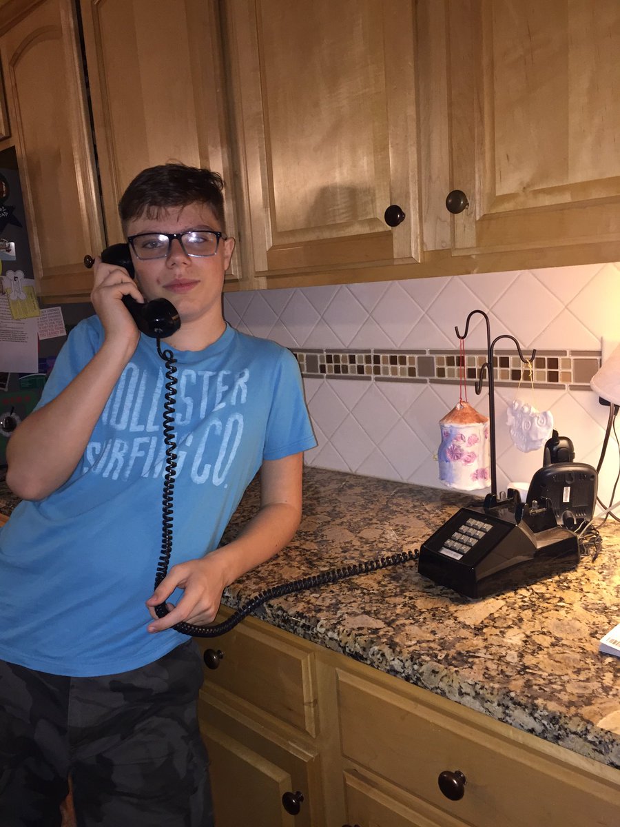 vquin96427's tweet image. going #retro with old #pushbuttonphone still working