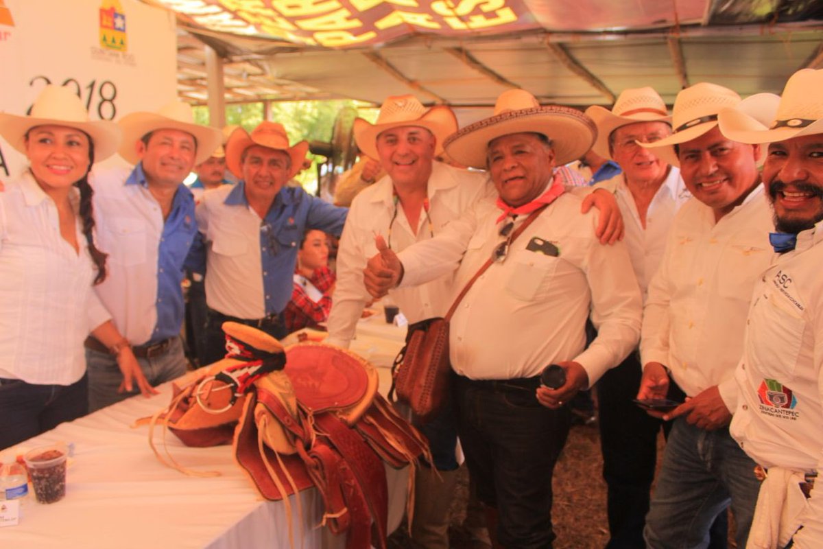 En una fiesta familiar se convirtió la tradicional Cabalgata de la ExpoFeria San Joaquín 2018 que se caracterizó por reunir a un número mayor de participantes que años anteriores. <a href="/Alex_ZetinaA/">Alexander Zetina Aguiluz</a> colocó la banda a la reina de los cabalgantes Chejina Marrufo minutos antes de iniciar