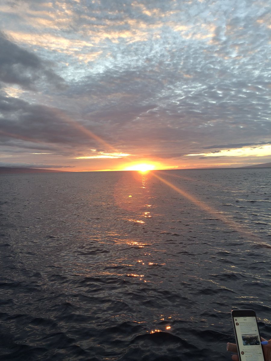 MTHurseyJr's tweet photo. A nice sunset to view while out on the water with some of the best coworkers in the world. #DRSummerShowdown #SetTheBarHI #8n0v8s #MauiMasterMinds #TeamHawaii @Foe_Shannon @LeahEspinueva @JespyHawaii https://t.co/EuQjJkPM72
