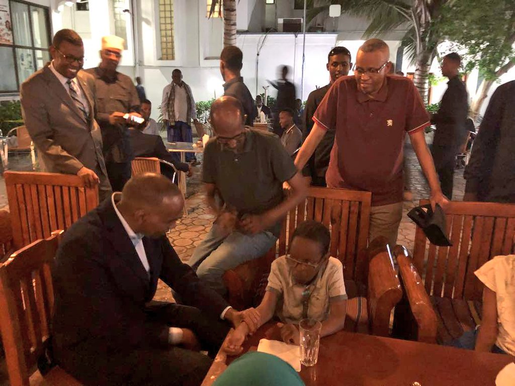 AbdullahiHamud's tweet photo. @SomaliPM's pleasant surprise visit to #MakkahAlMukarramaHotel, where he interacted with the coffee drinking hotel customers, which included young Ahmed, who's visiting from the UK &amp; enjoying his summer holidays with his family in #Mogadishu.
#Fridaywalkabouts https://t.co/peAmPqLR2u