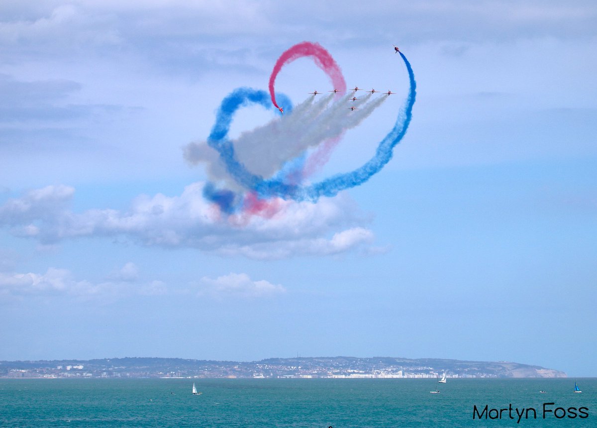 Martynfoss's tweet photo. There was a tornado over @EB_Airshow this afternoon! 🌪 @rafredarrows https://t.co/UjCfis54l5