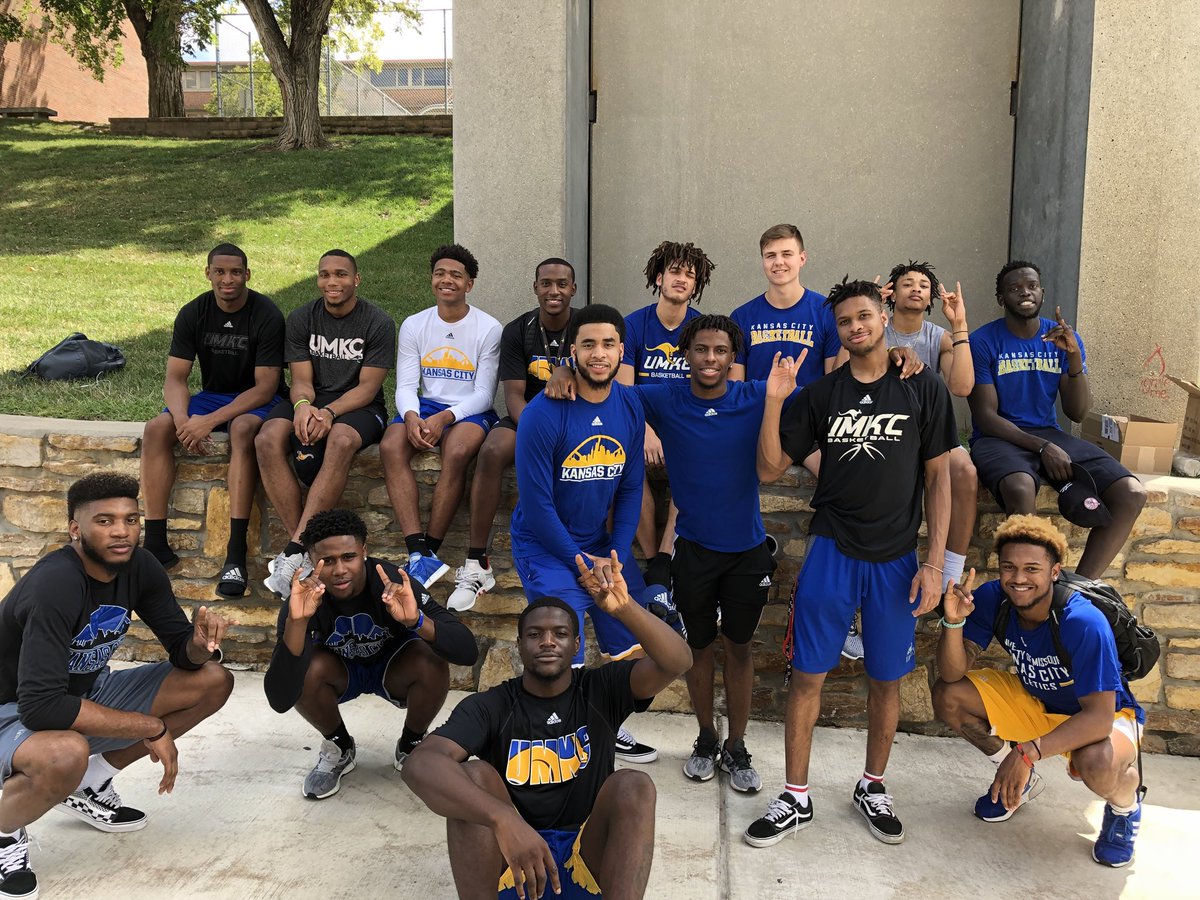 KCRoosSASSO's tweet photo. Our @UMKCVB, @UMKCmbb & @UMKCSB ready to help out new Roos at @umkcreslife #UMKCMoveIn Day! #RooNationRising #TeamKC https://t.co/BlYViyGrZr