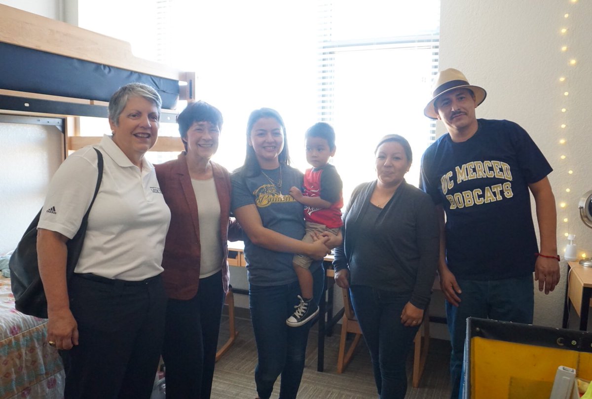 UCMChancellor3's tweet image. 🎉 @ucmerced Fall 2018 Move-In Weekend is officially here! Glad to have @UofCalifornia President Napolitano lending us a hand and seeing students off with their families today. #firstgenmerced #UCfirstgen