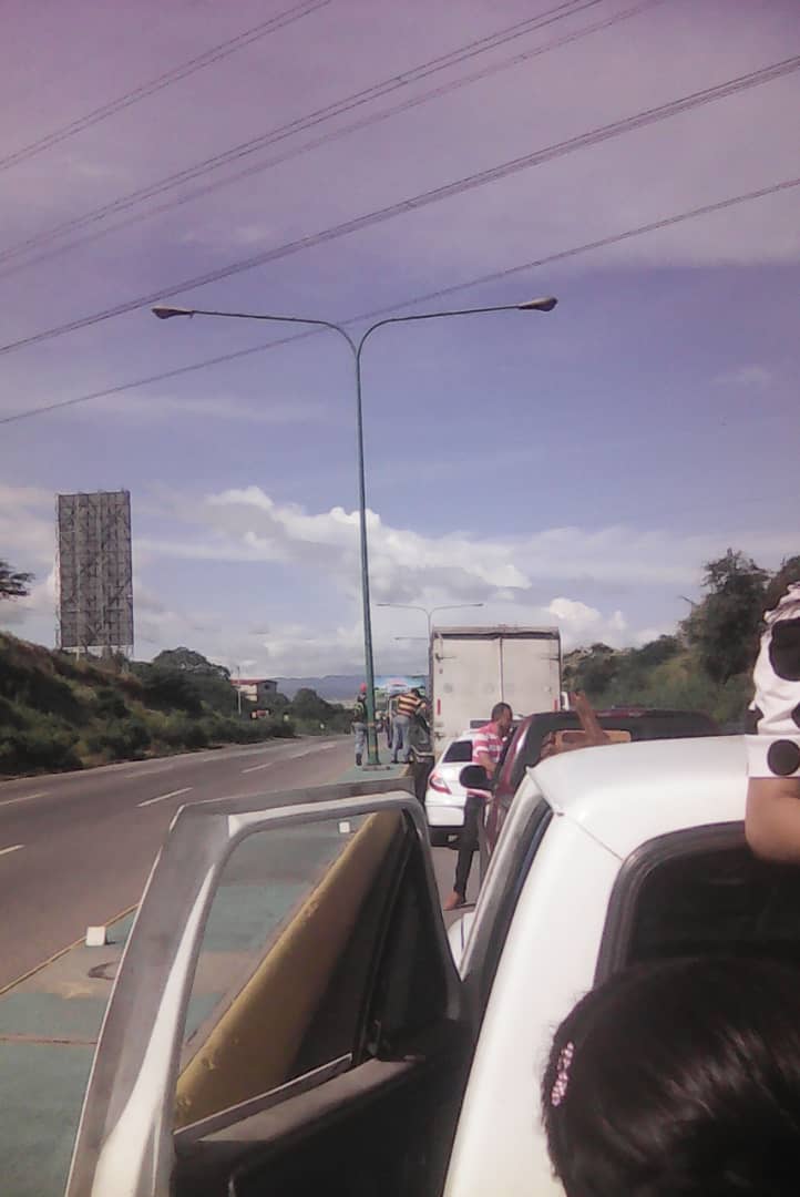 Veragacha trancada el paso #barquisimeto #venezuela un llamado a la gobernador <a href="/gestionperfecta/">Carmen Meléndez</a> y al alcalde <a href="/luisjonaspsuv/">Luis Jonás Reyes</a> #horapico