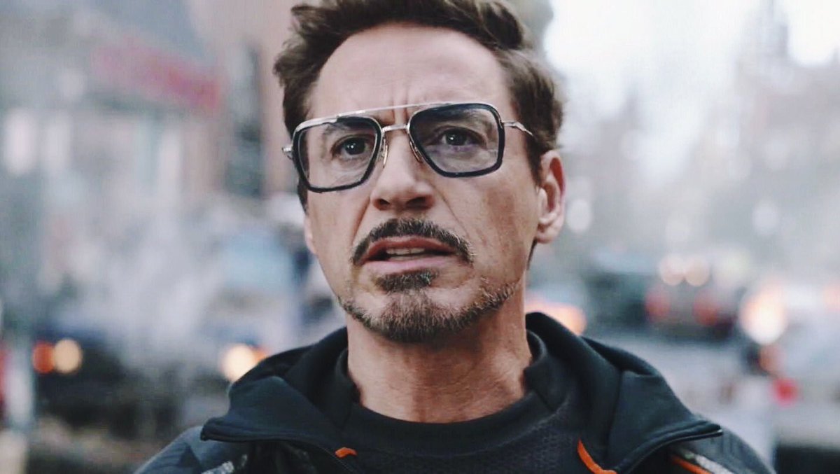 Передайте очки тони старка его фанату. Тони старк очки. Очки тони старка полароид. Солнцезащитные очки тони старка. Очки тони старка эдит.