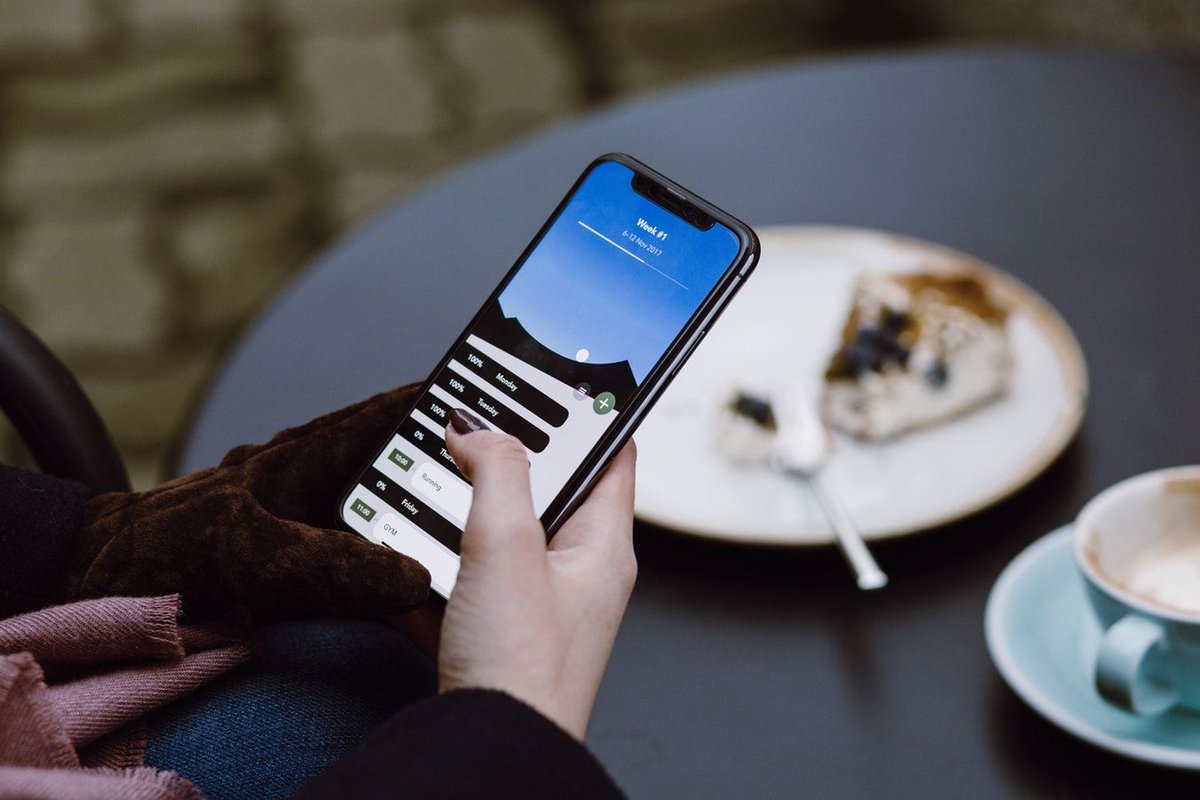BigShineEnergy's tweet image. #DKY Smart bulbs can wirelessly connect with phone apps, which opens many more capabilities and possibilities. Retweet one of our #100EnergyTips for a chance to win 5 LED Smart Bulbs! #SmartBulbs