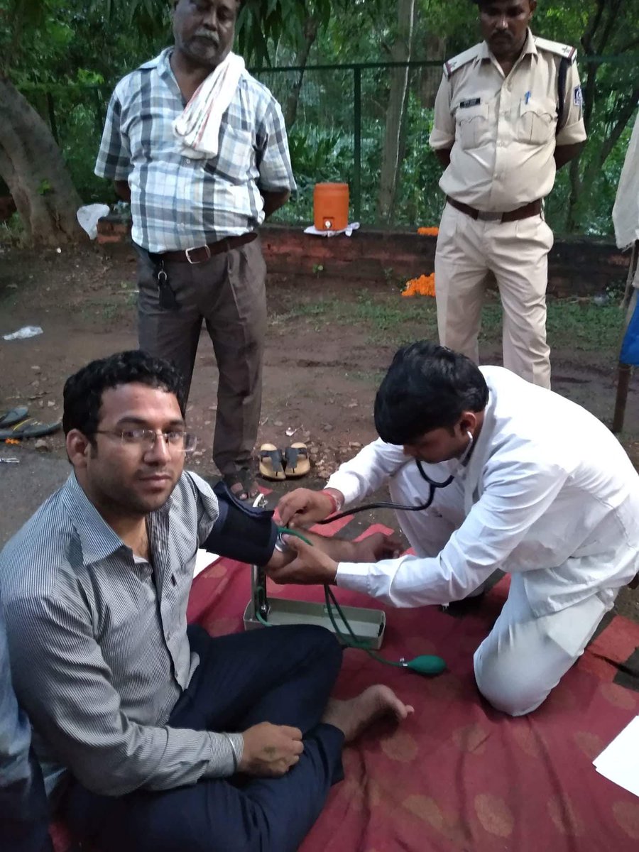 mpasuinfo's tweet photo. शासकीय आयुर्वेद महाविद्यालय ग्वालियर में भूख हड़ताल पर बैठे छात्रों का स्वास्थ्य परीक्षण  प्रशासन  द्वारा भेजी गई डाक्टर्स की टीम द्वारा किया गया।
#justiceforayurveda
 @ChouhanShivraj @CMMadhyaPradesh @narendramodi @PMOIndia @jalamsing_patel @moayush https://t.co/OukhTvimSM