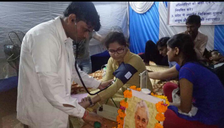 mpasuinfo's tweet photo. शासकीय आयुर्वेद महाविद्यालय ग्वालियर में भूख हड़ताल पर बैठे छात्रों का स्वास्थ्य परीक्षण  प्रशासन  द्वारा भेजी गई डाक्टर्स की टीम द्वारा किया गया।
#justiceforayurveda
 @ChouhanShivraj @CMMadhyaPradesh @narendramodi @PMOIndia @jalamsing_patel @moayush https://t.co/OukhTvimSM