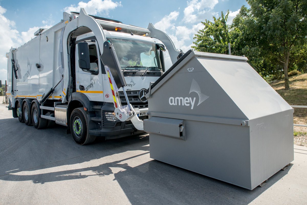 We’re excited to show off our new Front End Loading waste collection vehicle that will be servicing our commercial waste clients in Cambridgeshire and making it safer for our operatives to do their job. #HealthAndSafety ow.ly/1KDq30lrQDg