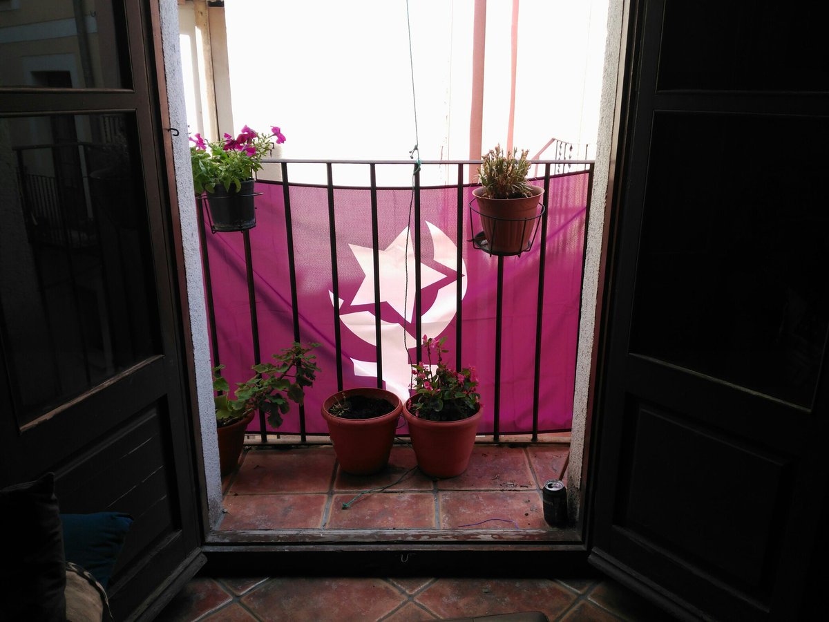 Perquè volem gaudir d'unes festes lliures de masclisme, volem que el carrer sigui nostre, tant durant el dia com a la nit! Fem-ho visible, pengem la #BanderaFeminista al balcó! Podreu comprar-la a <a href="/la_Sageta/">Casal Popular Sageta de Foc</a> avui i demà a la tarda, a partir de les set! #FeminismeRadical