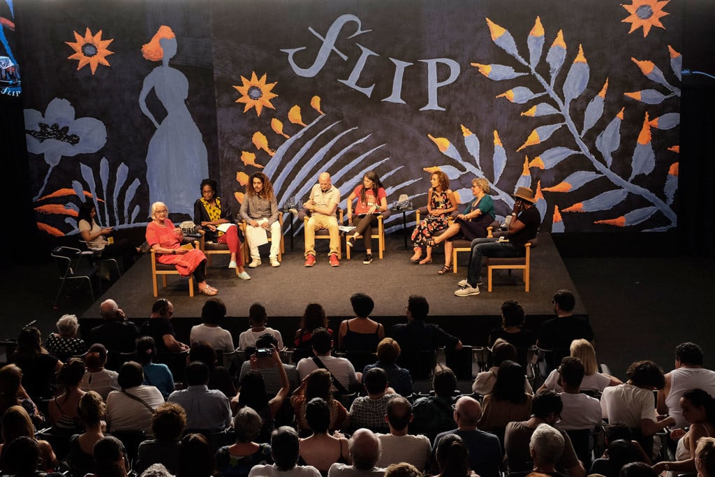 flip_se's tweet photo. Em matéria para o jornal italiano @Internazionale, Igiaba Scego, autora convidada da #Flip2018, escreve sobre "o Brasil visto através do maior festival literário do país". No link: https://t.co/x80v5f2MeU https://t.co/PGhpmowdJ0