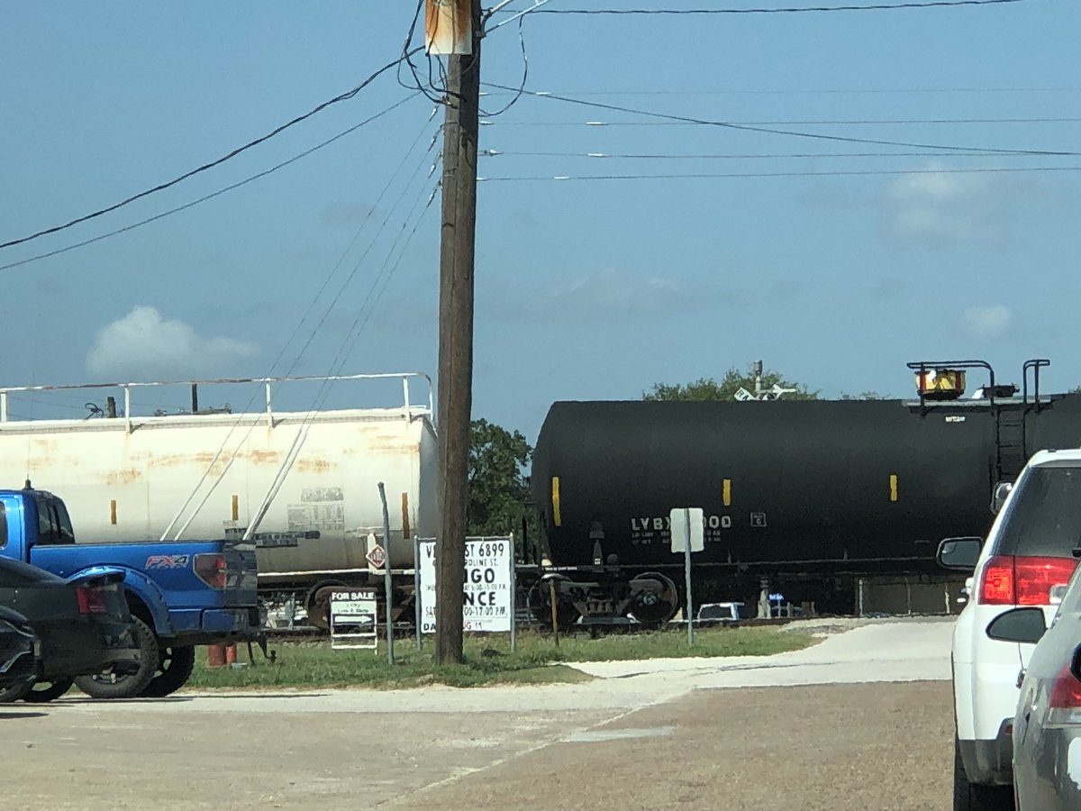 crazycatlady829's tweet image. Lunch break at work but can’t get anywhere because there’s a train and I’m stuck on the wrong side of the tracks!
#smalltownproblems 😂