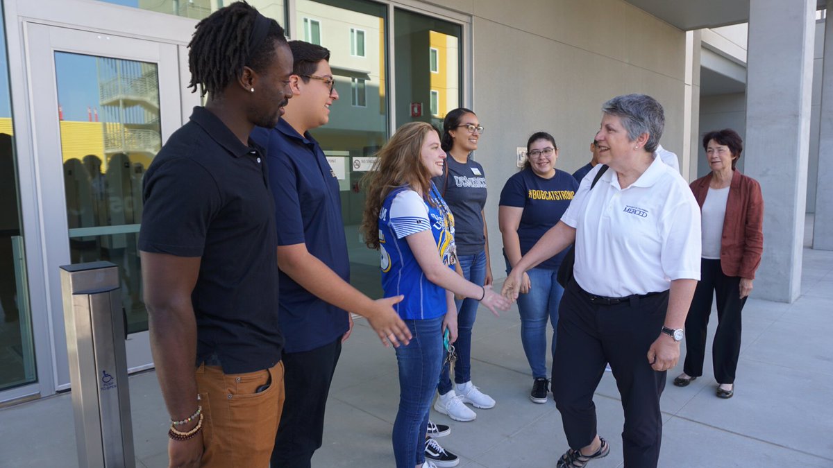 UofCalifornia's tweet image. Student leaders and resident assistants meet with UC President Janet Napolitano and @UCM_Chancellor for breakfast during move-in weekend #ichosemerced #ucfirstgen #firstgenmerced @ucmerced