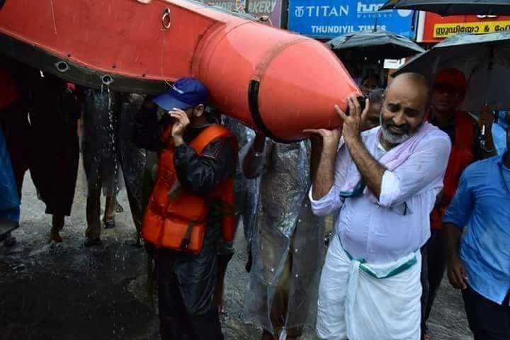 Irrigation Minister Mathew Thomas in rescue operations.
#KeralaFloods
