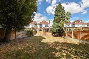 New property alert! 4 bedroom detached house over looking Gunnersbury Park #ealing #W5 #Gunnersburypark #detachedhouse #property #londonproperty #KFH #propertforsale #ealingbroadway onthemarket.com/details/542047…