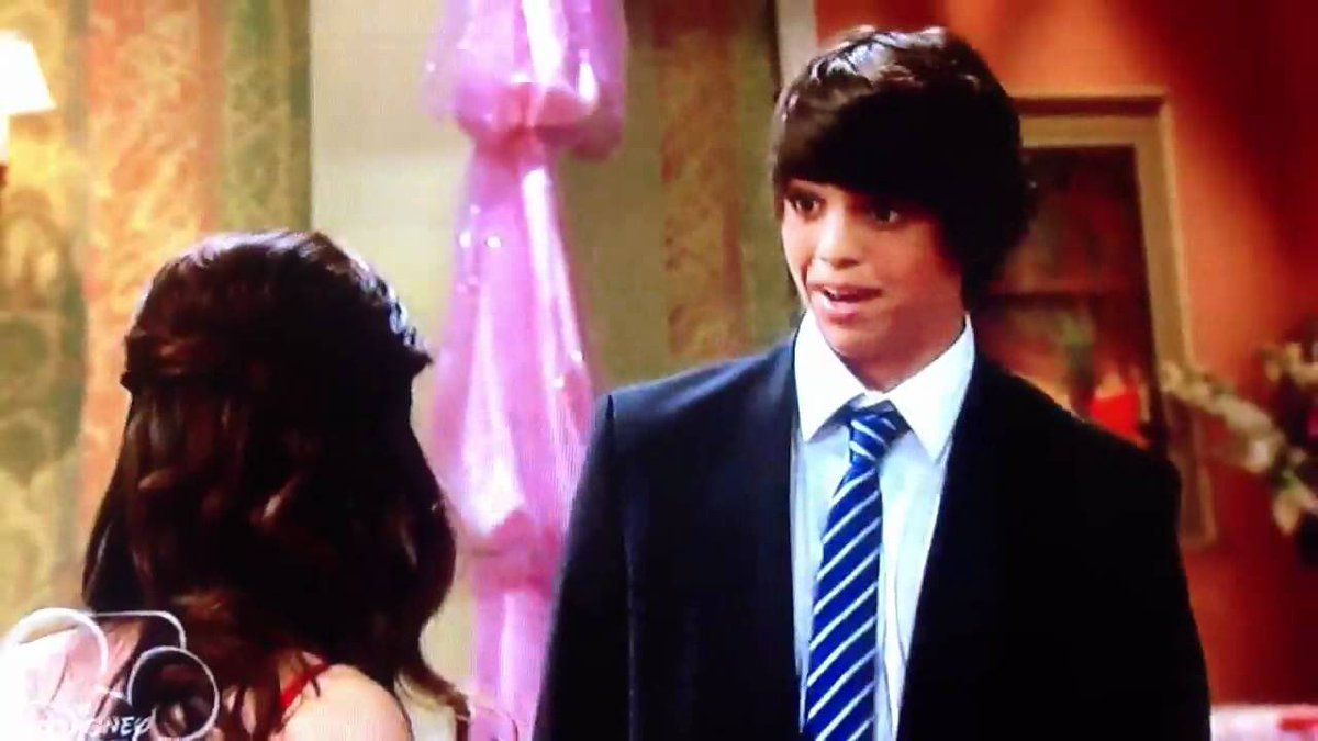 all of y’all just now discovering noah centineo while i’m over here like i haven’t been on his bullshit since he played dallas the cellphone accessory cart guy on austin and ally sfjkjsks