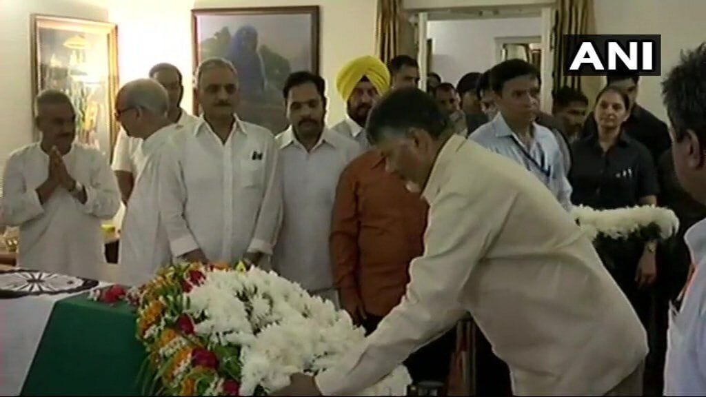JustJk17's tweet photo. మరొక్కసారి ఆ మహనీయుని తల్చుకుంటూ..ఒక దార్శనికునికి,  మరొక రాజనీతిజ్ఞుడు మరియు విశాలహృదయుడు కలిస్తే ఫలితాలు ఎలా వుంటాయో ఇప్పుడు 20  సంవత��సరాల తర్వాత అర్థం అవుతుంది.. #AtalBihariVajpayee #Condolences #apcm @ncbn @AndhraPradeshCM @JaiTDP https://t.co/e1dodHPGaO