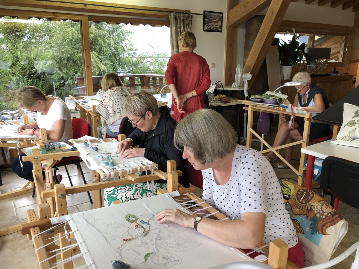 nadinealpine's tweet photo. This week, we have Anna Scott from Australia. Anna is teaching her stunning embroidery projects to her 9 students. You can hear a needle drop in this class room. #embroidery #embroideryart #projects #threadandneedles #embroideryartist #handsewing #likeminded https://t.co/dgXRZk6U2Q