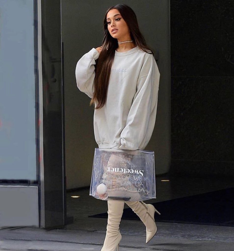 Aliyhavvs's tweet image. Ariana with Ari parfume omg @ArianaGrande @ArianaGrande