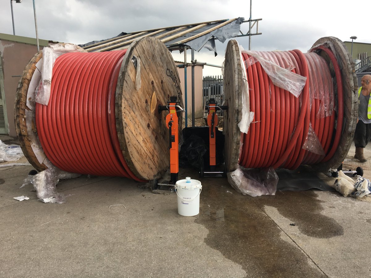 OrplexLtd's tweet image. Just had this picture from one of our customers, Haacon 16T jack set doing the job @DrumJacks #lifting #jacks #cablejacks #16ton #electrical #electrician #engineering #electricalengineering #mechanical #electricity #electricalwork #electricalcontractor 
cabledrumjacks.co.uk/collections/me…