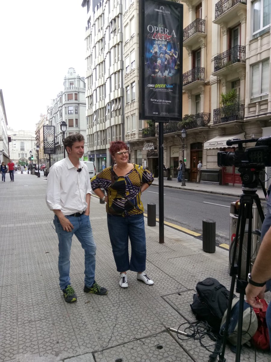 Los #Intercambiados por las calles de #Bilbao. Los hemos pillado en una entrevista de <a href="/euskaltelebista/">ETB</a> . 
Desde hoy y hasta el jueves 23 a las 19.30h disfrutad de <a href="/El_intercambio_/">El intercambio</a> de parejas más divertido del momento 👫😂 en <a href="/teatrocampos/">Teatro Campos Bilbao</a> goo.gl/TMBUXt
#AsteNagusia2018