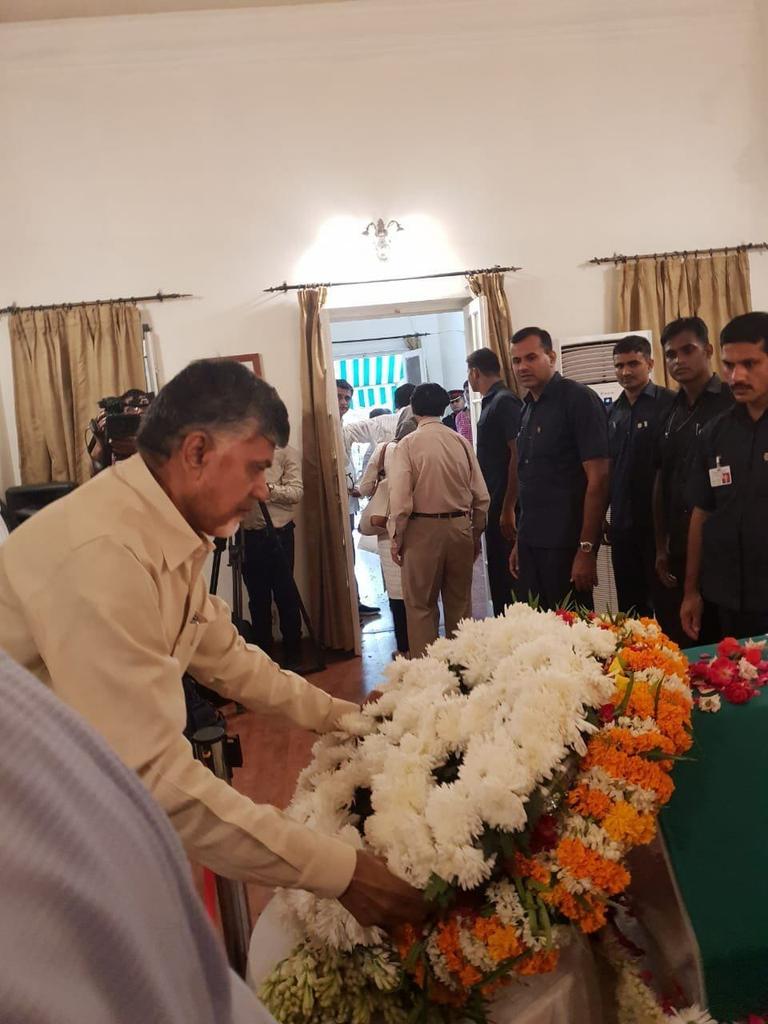 DeepakNoel2's tweet photo. ప్రముఖ కవి ,రాజకీయవేత్త అటల్జీ కి కడసారి వీడ్కోలు పలుకుతున్న గౌరవనీయులైన చంద్రబాబునాయుడు గారు.#AtalBihariVajpayee #CondolencesToAtalJi #APCM @ncbn @JaiTDP @gunturgoap @krishnadgoap @kurnoolgoap @Kadapagoap @prakasamgoap @nelloregoap @WestgodavariRtg @egodavarigoap @chittoorgoap https://t.co/UZZIihd2HA