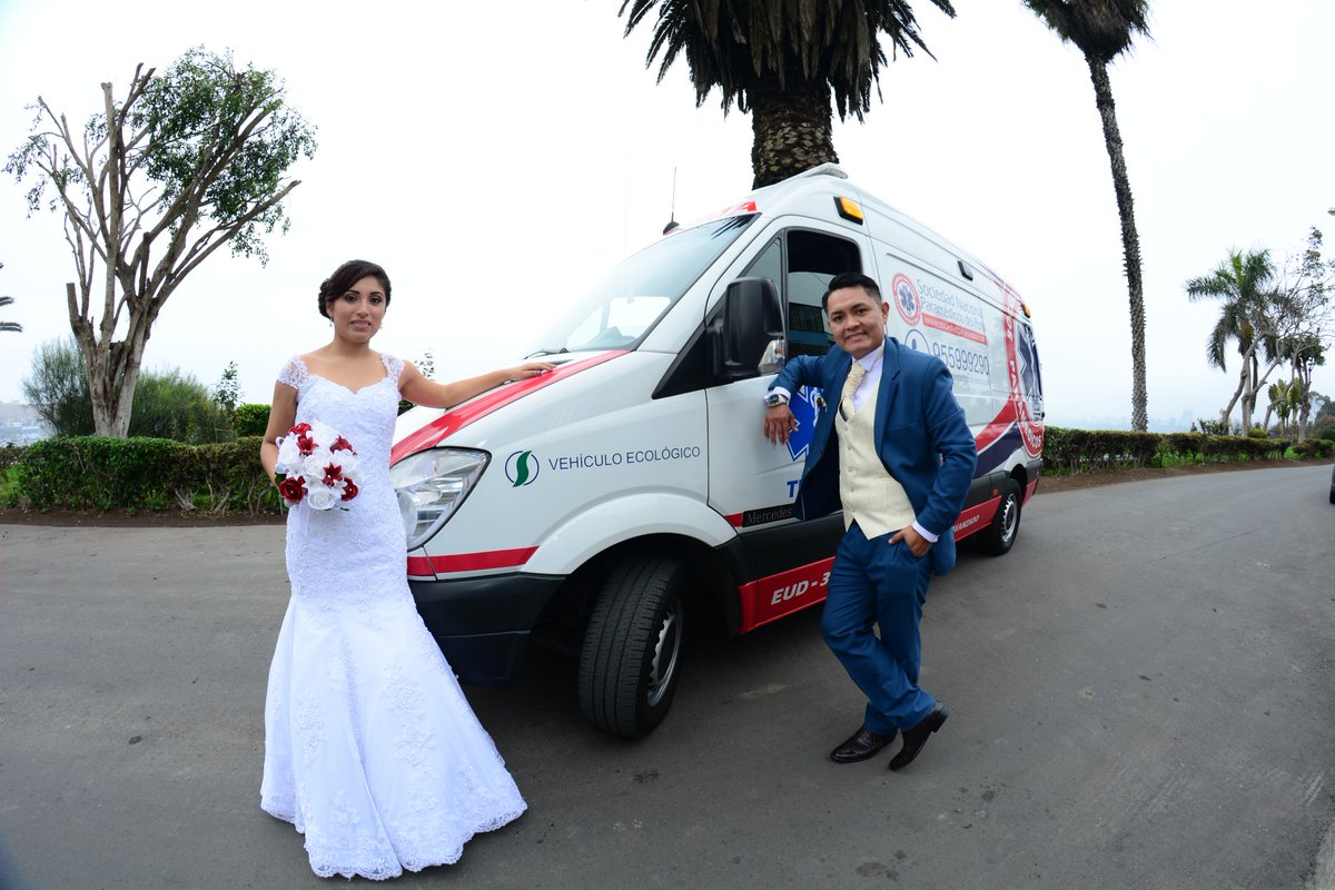 SNPP2018's tweet photo. ¡Felicidades! a esta hermosa pareja de paramédicos por su Matrimonio; El destino quiso que se unan sus caminos y sus corazones se enamoren, es una muestra mas de su amor y generosidad y nos sentimos muy felices de ser testigo de ello Gracias por permitirnos compartir este momento https://t.co/gseMikFnB2