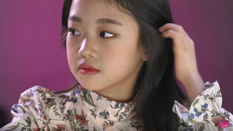 D8m3a3's tweet image. 화나고 한국이 얼마나 여성의 미와 코르셋에 대해 기형적인 모습인지 더욱 와닿는다
왼쪽 2009년생 오른쪽 2006년생