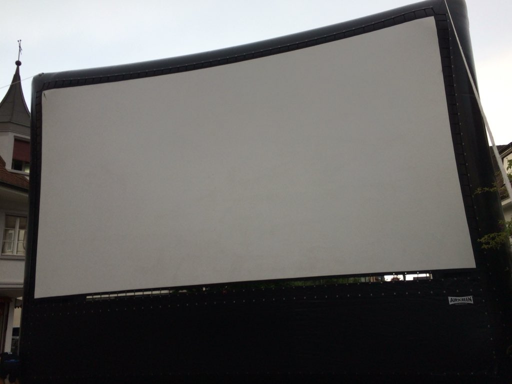 Die Leinwand steht!