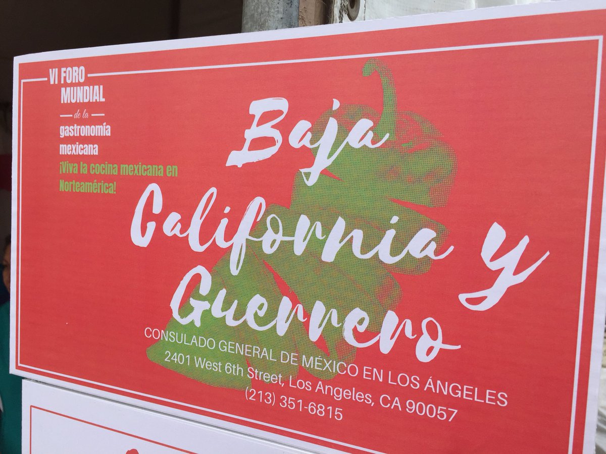 Luzmi Gómez y Orfi Martínez , cocineras tradicionales de #Guerrero , ellas listas para iniciar la jornada de hoy en el #FMGM18 😊
