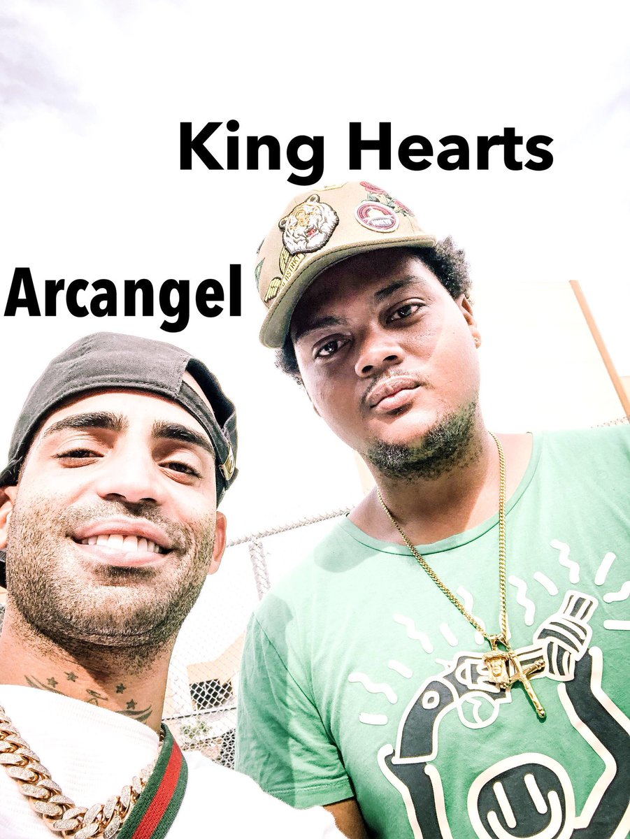 This morning i Met #celebrity latin artist @arcangel #arcangel at #bronxterminal #mall God put him front of me to show me that as long as I keep working hard in my music career everything else will come into place #kinghearts #oldsoulsent