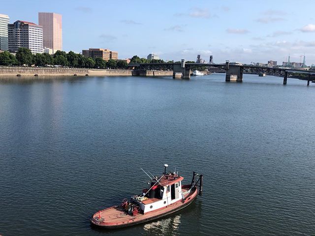 JonPLundstrom's tweet photo. Pause, bridge up. Priority boat. #pdx #tugboat #bikecommuting https://t.co/D2fjgMCXKB https://t.co/Dc7yhJAGSc