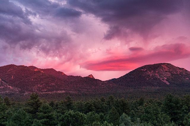 antoniodelucci's tweet photo. Missing moments like these while on the road... Flashback to those epic New Mexico #sunsets 🌄 .
.
.
.
.
#lightchaser#lightchasers#magichour#beauty#sunset_lovers#roadtripusa#cloudporn#igers#instahub#myfeatureshoot https://t.co/JkYK0gQUaX https://t.co/M9KCbgMJIU