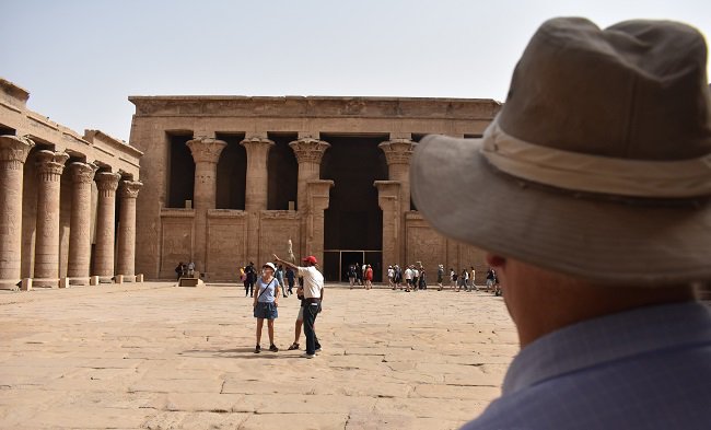 Quedarse paralizado frente a tanta belleza en Egipto no es complicado. Todos los turistas que se adentran en sus majestuosos templos terminan casi (algunos sin el casi).  #thisisegypt #egiptología #AntiguoEgipto #traveller #igersegypt #tourist #tourism #beautiful #amazing