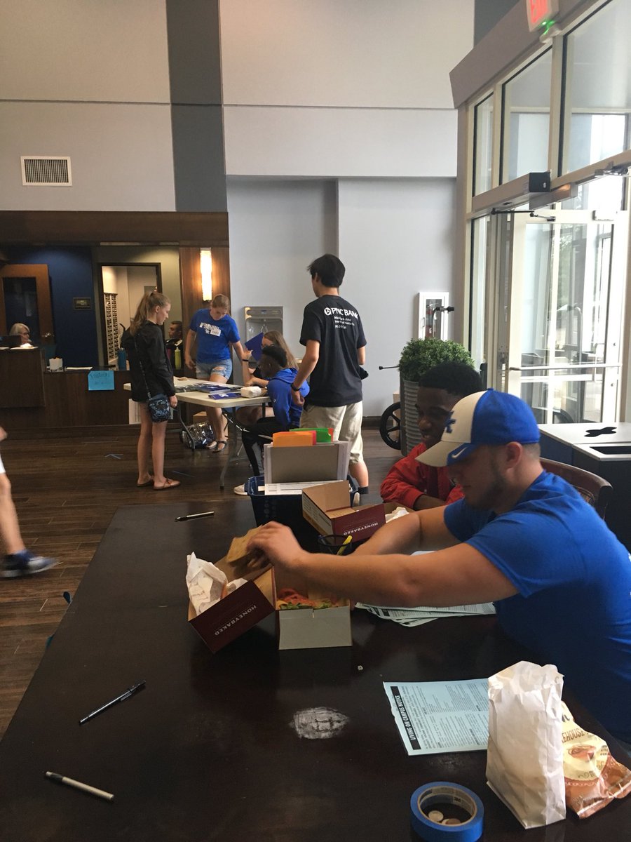 UKHouseResLife's tweet photo. #bigbluemove day 3 @UKJohnsonHall https://t.co/OLyveYkmTC
