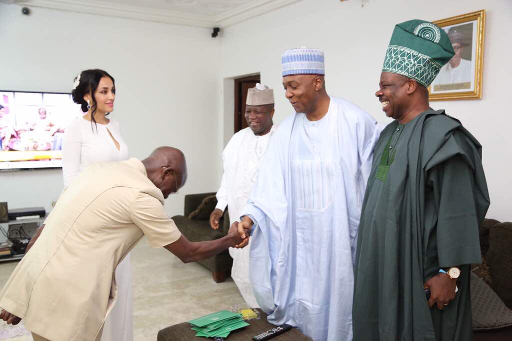 AedanAsika's tweet photo. Oshiomole’s behavior has shown that sometimes because someone is older than you doesn’t mean they’re your elder. Here is Oshiomole greeting his political elder, Saraki. https://t.co/hr4sZMwAmr