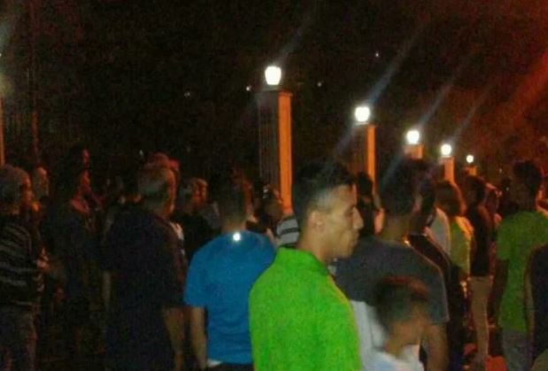 #17Ago Policía y militares repliegan protesta de vecinos frente a Miraflores por falta de luz ow.ly/X3K730lrJSw #Nacionales