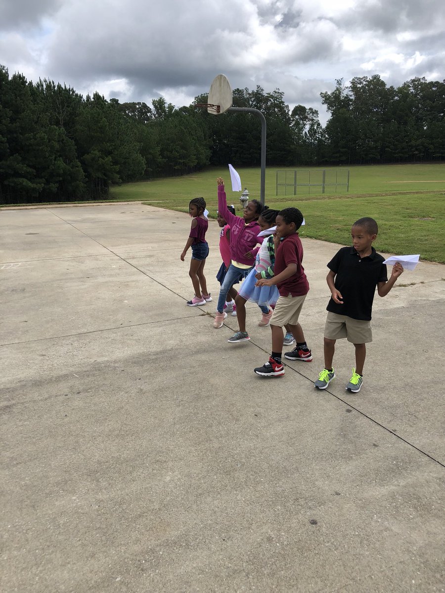 Natalie_STEAM's tweet image. STEAM Friday in full effect! Learning the EDP and how to work as a TEAM!! #STEAM #STEAMtastic1stgrade #Funwhilelearning @StonewallTell @STEMSLC
