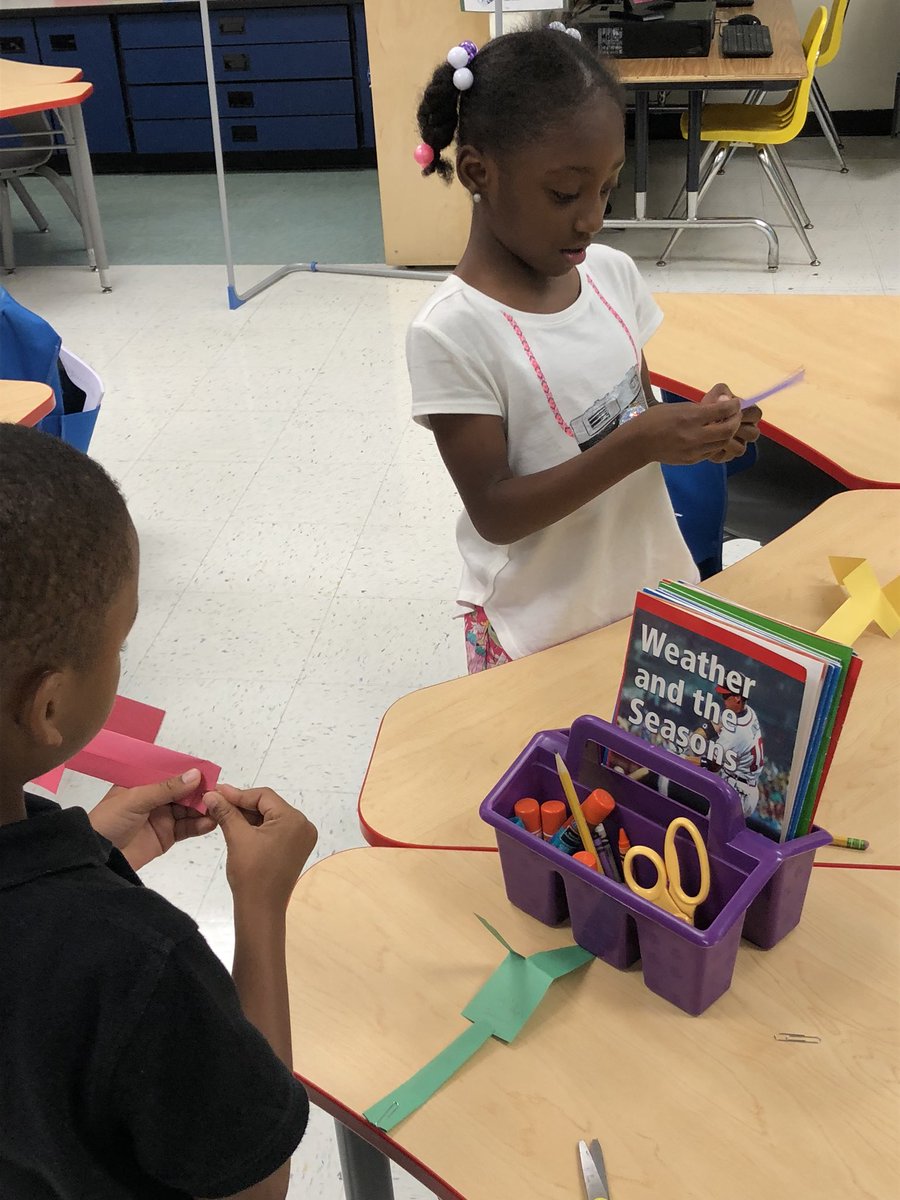 Natalie_STEAM's tweet image. STEAM Friday in full effect! Learning the EDP and how to work as a TEAM!! #STEAM #STEAMtastic1stgrade #Funwhilelearning @StonewallTell @STEMSLC