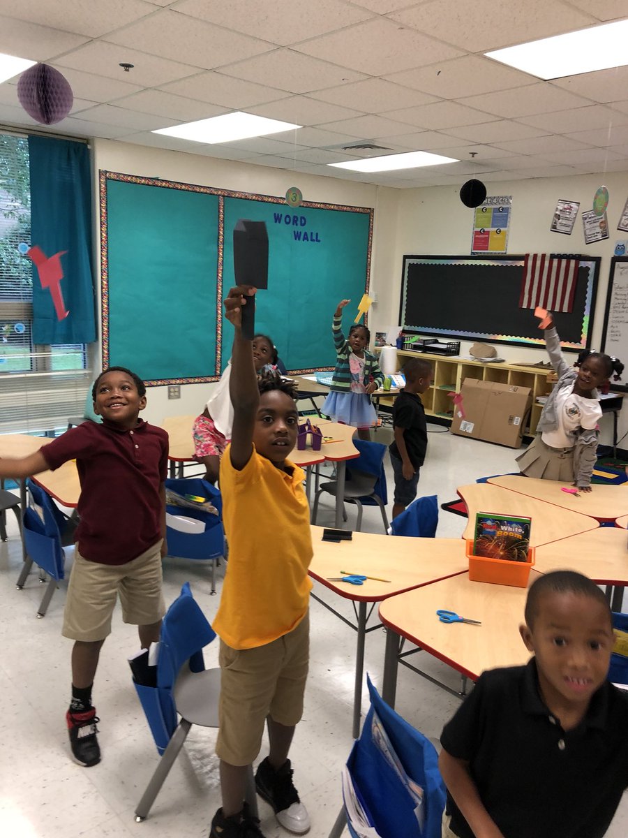 Natalie_STEAM's tweet image. STEAM Friday in full effect! Learning the EDP and how to work as a TEAM!! #STEAM #STEAMtastic1stgrade #Funwhilelearning @StonewallTell @STEMSLC